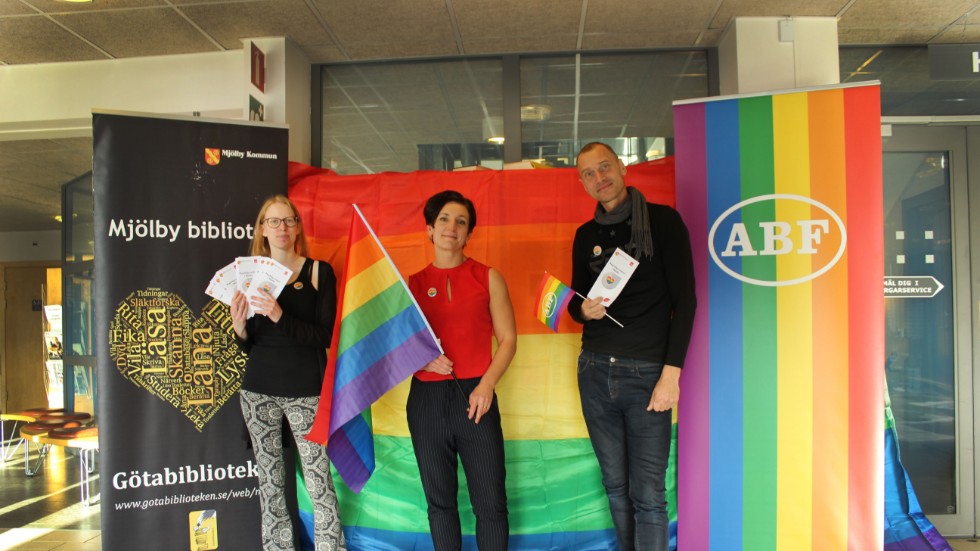 Emelie Hedlund, Anya Feltreuter och Peter Frejhagen flaggar igång inför regnbågsveckan.