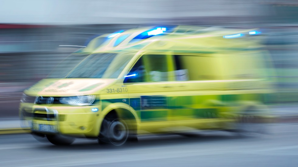 En fotgängare fördes till sjukhus med ambulans efter att ha blivit påkörd vid Västerleden i centrala Nyköping,