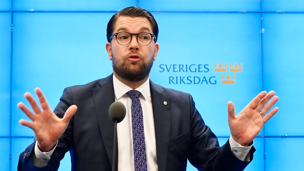 "Glömde förresten att Åkesson poserade på bild med två välkända nazister före valet", påpekar skribenten. 