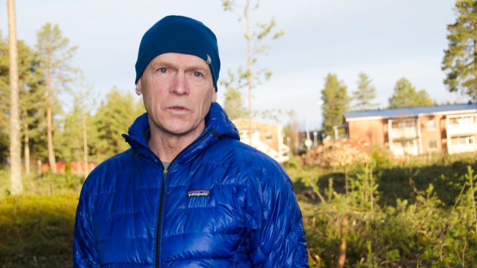Svante Larsson är kritisk till att Kalix kommun väljer att bygga hyreshus just här. I bakgrunden skymtar träden som tagits ned.