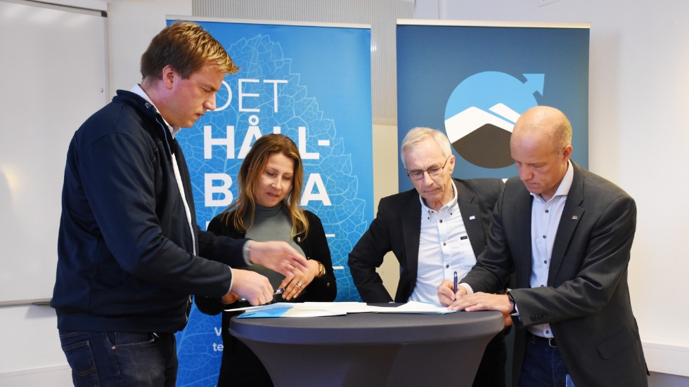 "För fjärrvärmen i Kiruna är det en historisk dag", säger Jan Fjordell, vd Tekniska verken (längst till höger) om det nya avtalet som LKAB och Tekniska Verken skrev på under onsdagen. 