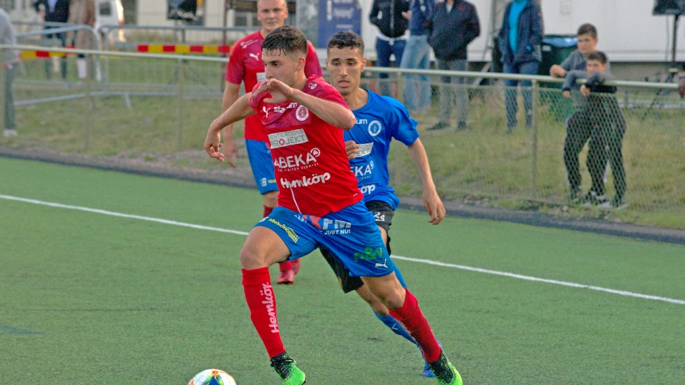Alexander Alp var VERKLIGEN het uppe i Sandviken. Alp fanns med bakom alla tre målen när Bissarna vann med 3–1 och säkrade division 1-kontraktet.
