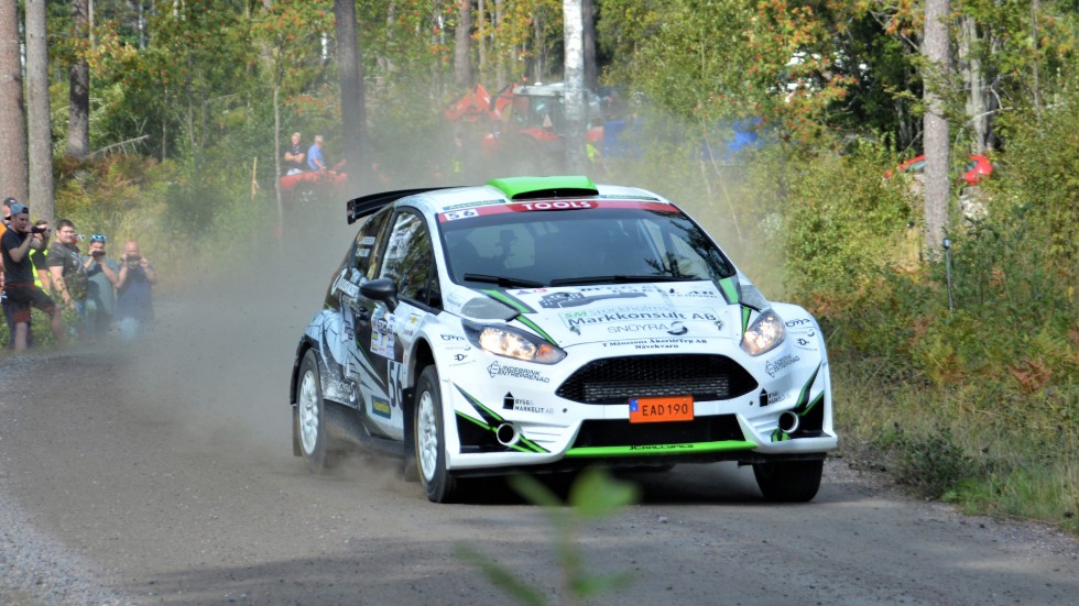 Christoffer Haglund i sin Ford Fiesta.