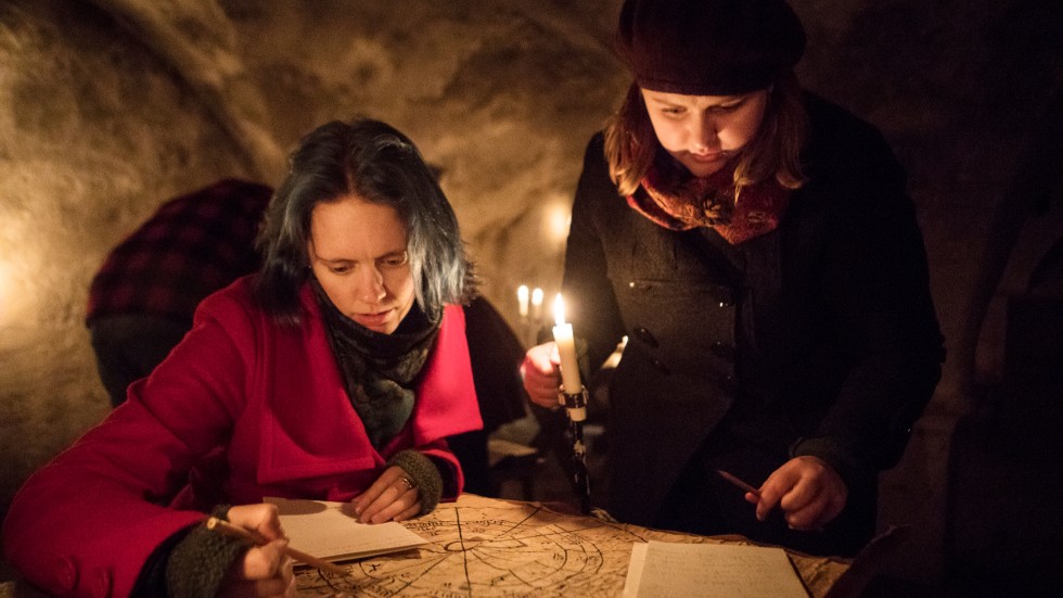 Stella Carlson och Sofia Staaf försöker lista ut vad kartan över zodiaken vill säga dem. 