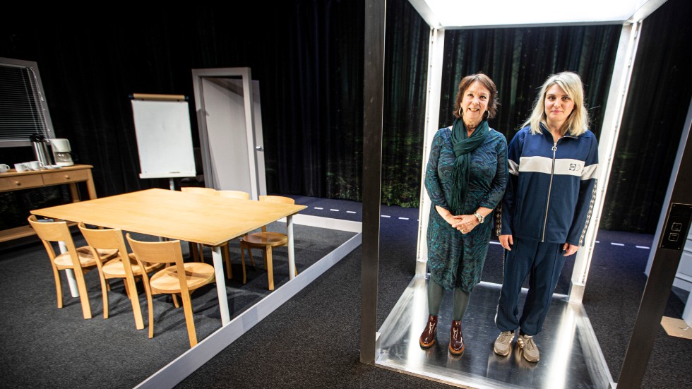 Regissören Karin Enberg och huvudrollsinnehavaren Moa Silén tycker det är roligt att jobba med fars och satir på Uppsala stadsteaters lilla scen till föreställningen "Kul med en kvinna".