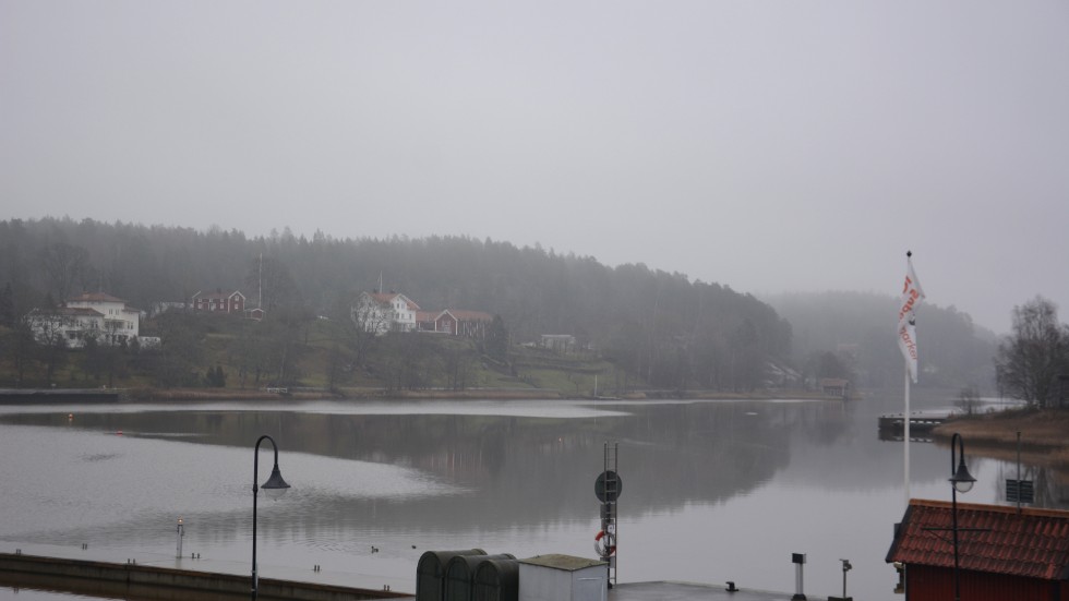 Det ligger ett grått dis över Valdemarsviken på torsdagen, en syn vi vant oss vid hittills i november.