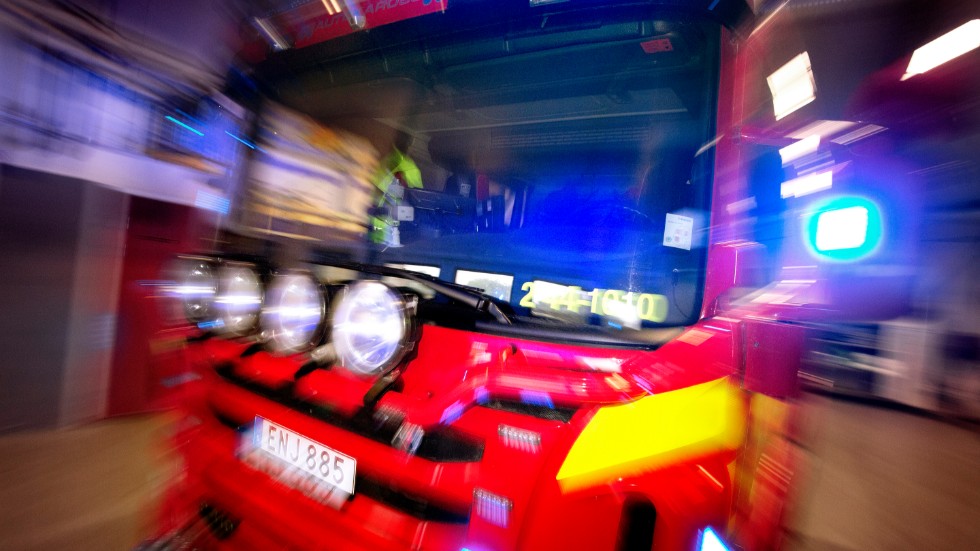 En person har förts till sjukhus efter en trafikolycka på riksväg 55. Räddningstjänsten beskriver händelsen som en ”kraftfull kollision”.