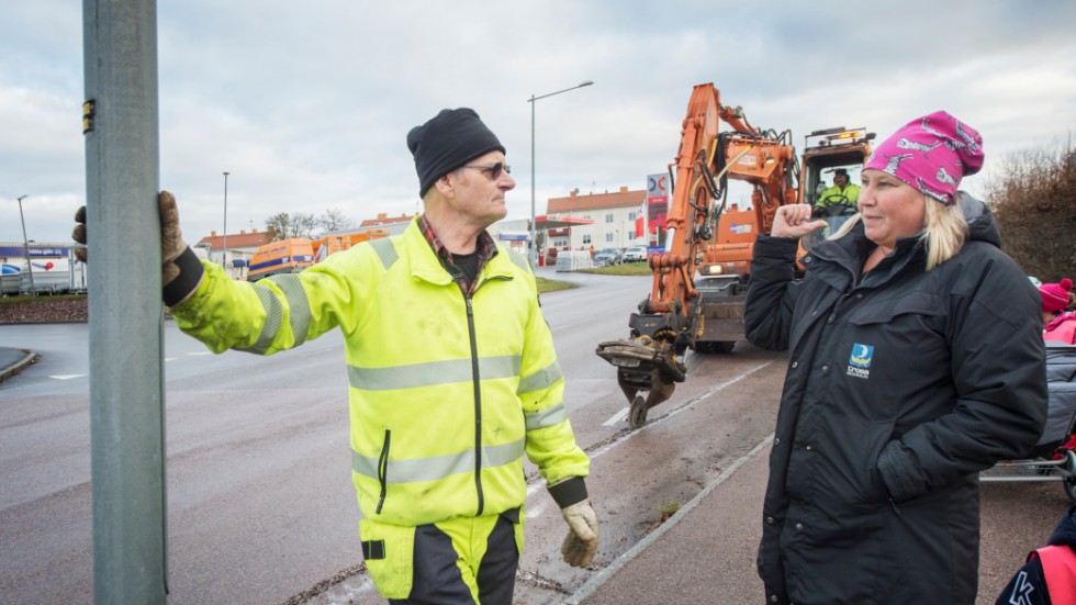 Rune Pettersson och Maria Larsson vid den ny gång- och cykelpassage byggs på Stationsvägen.