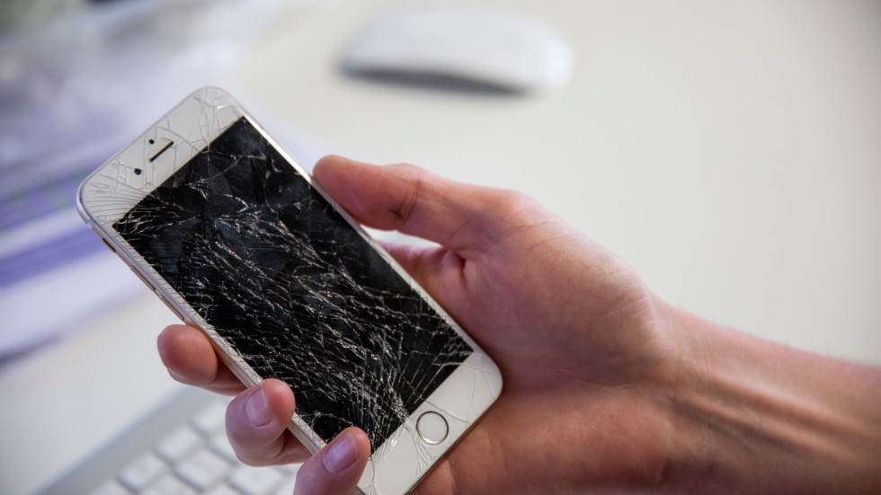 Trots varsam hantering och med skal- och skärmskydd händer det att mobilen går sönder. Det kan vara svårt att avgöra om det är värt att laga den eller inte.