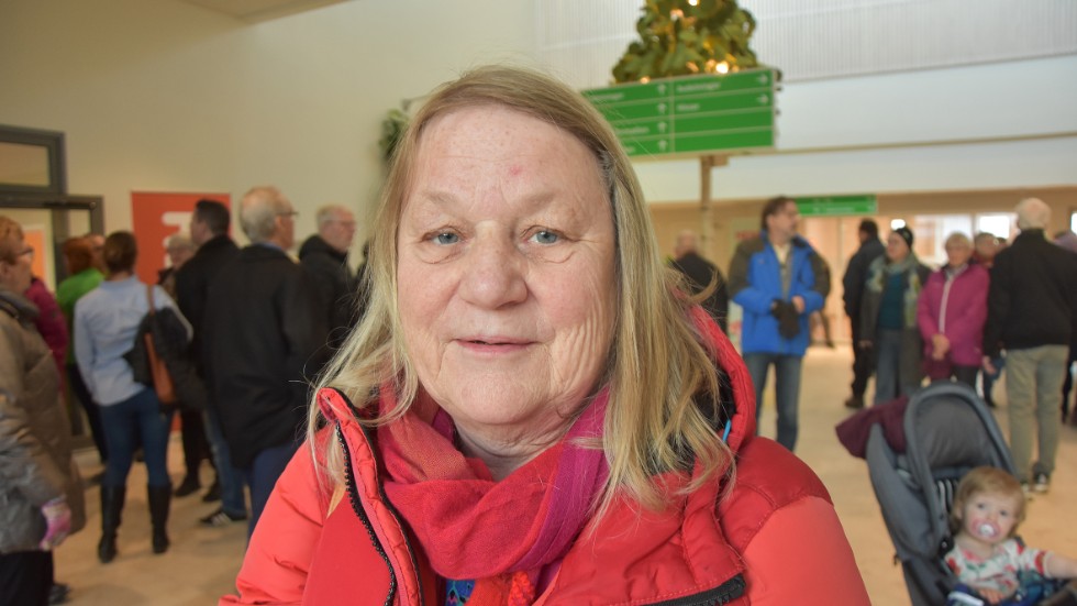 Lena Degerman stod och väntade på sin pappa Hans Jonsson. Han är på korttidsboende i Harads och ska flytta in på Björknäsgården den 21 november.