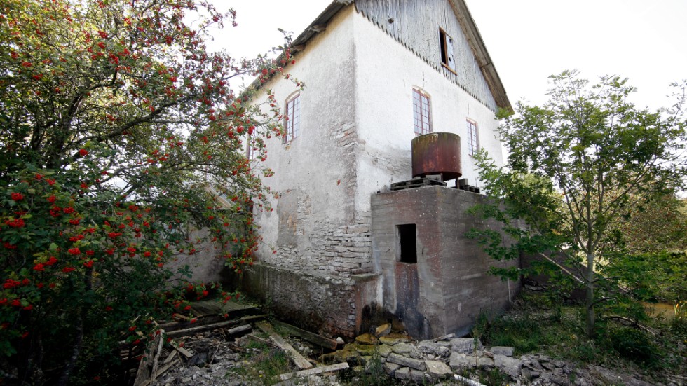 Vattenkraften vid Ar har utnyttjats sedan 1600-talet. Nuvarande byggnad är från sent 1800-tal. Fastigheten ägs av Region Gotland.