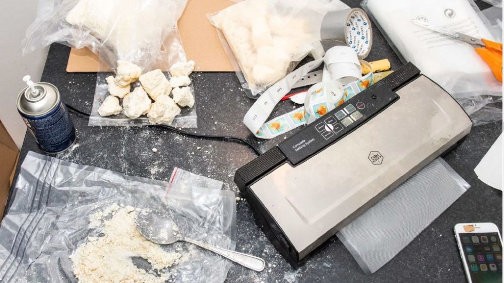 Narkotika och förpackningsmaterial fanns i en av lägenheterna vid polisens tillslag. 