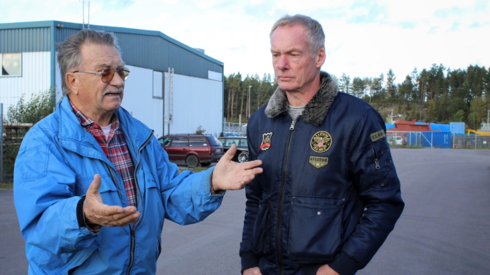 Björne Kölvik och Johnny Holmqvist är bekymrade över att de inte kan köpa loss sina tomter i Slottshagen och undrar hur de ska få igen pengar de investerat.