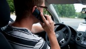 Bilförare pratade i telefon – togs av polisen