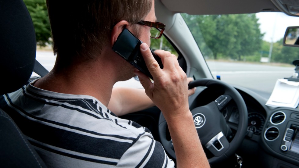 En bilförare åkte fast när han pratade i mobiltelefon under körning i centrala Eskilstuna. Bilden är tagen i ett annat sammanhang.