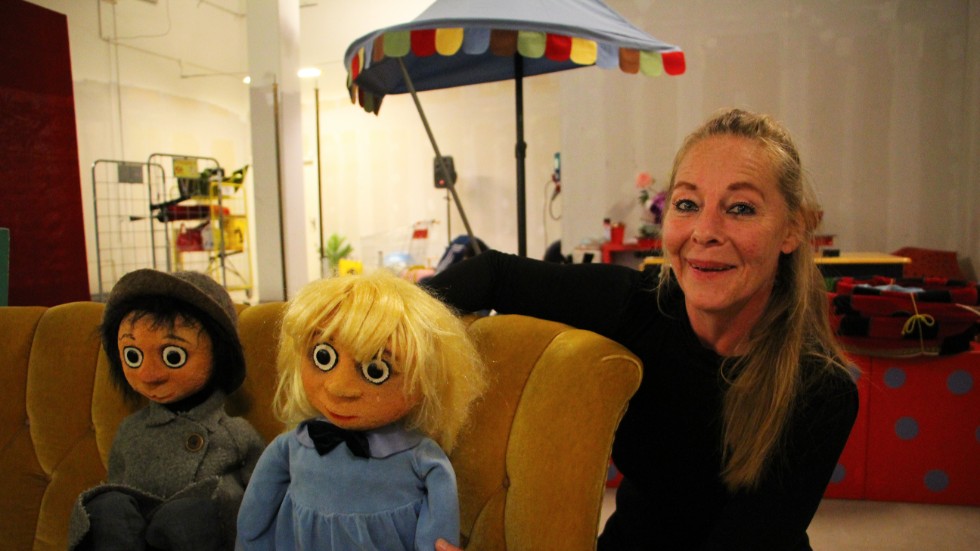 Skådespelaren och producenten Eva Carlsson med dockorna Knyttet och Skrutt. Tove Janssons saga "Vem ska trösta knyttet" spelas den 24 november.