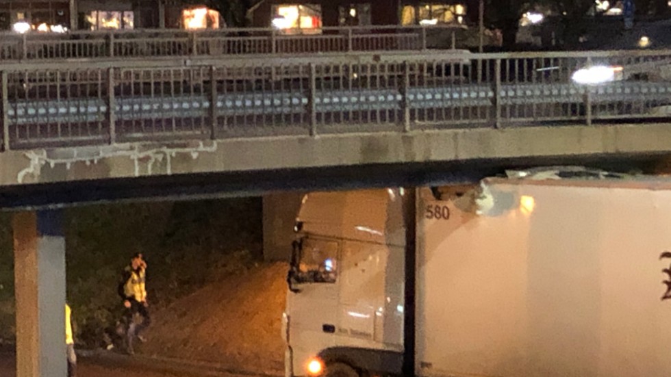 Lastbilden körde fast under en viadukt.
