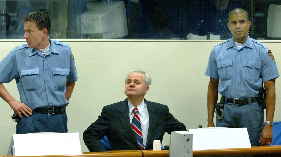 Slobodan Milosevic under krigsförbrytartribunalen i Haag. 