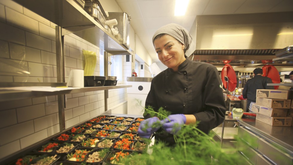 Kocken Taghrid Hijazi komponerar matlådor med dillfrikassé, potatismos och grönsaker till kommunens kunder som får leverans av mat hem till dörren. Prislapp: 58 kronor.