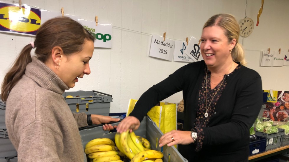 Bananer som blivit lite bruna har affärerna svårt att sälja. "De får vi in mycket av" säger Johanna Wahlby som är föreståndare vid Stadsmissionens matcentral. Hon sorterar bananerna ihop med Johanna Rudmark Hagström som är socialchef. 
