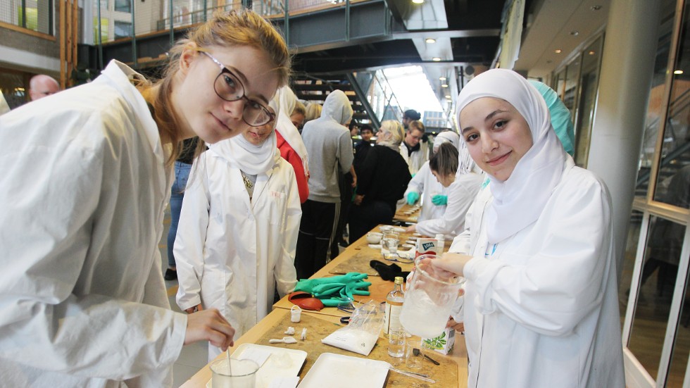 Elsa Nordin och Alma Al Alaf experimenterade fram nedbrytbar plast.