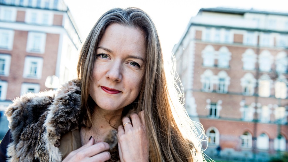Den öländska och prisade författaren Tove Folkesson delar på tjänsten som regionförfattare med Ami Andersson.