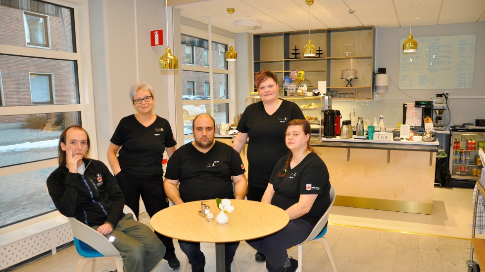 Alla jobbar på Café 2:an.  Fr Erica Liminka, Gunborg, Stenvall, Stefan Gustafsson, Sara Vikström och Linda Schylander." Vprt fika är mycket uppskattat av kunderna", säger Sara Vikström.