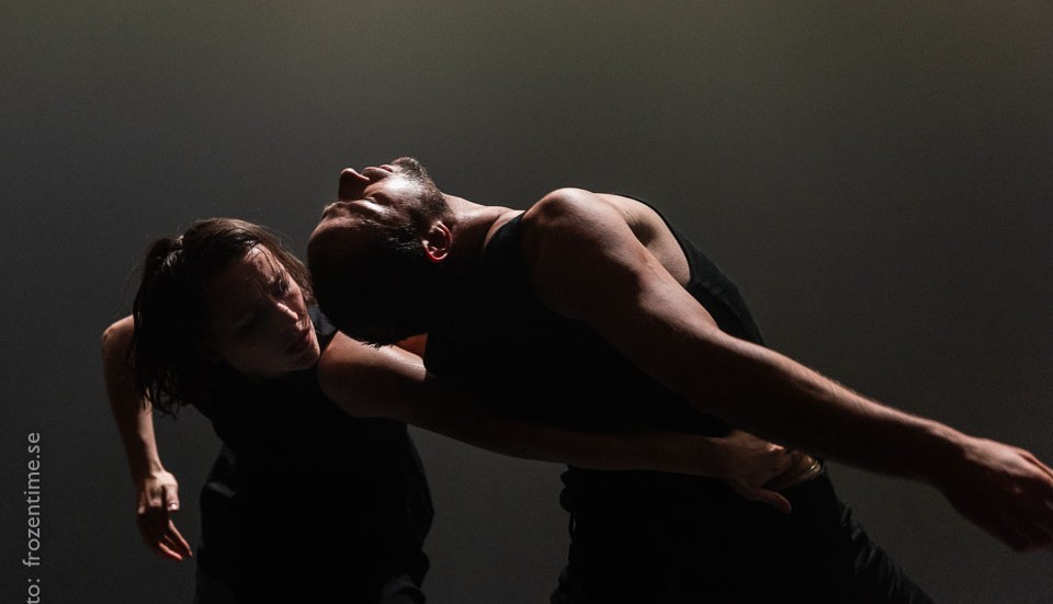 Dansarna Arsen Mehrabyan och Sophie Flannery Prune Vergéres repeterar för dansverket "Disturbance" som ges på Gottsunda dans och teater.