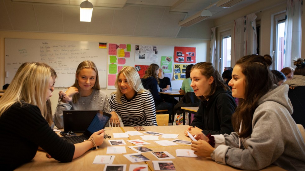 Det är inte helt lätt att förklara vad "fika" eller "elljusspår" är på tyska, men eleverna Love Sjöblom, Wilma Almfors, Thuva Jonsson och Jonna Nilsson gör vad de kan.