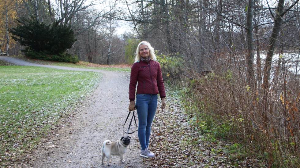 Marie Bergström promenerar ofta med sexåriga mopsen Millie utmed Torshagskärret. Där möter hon flera andra hundägare.
