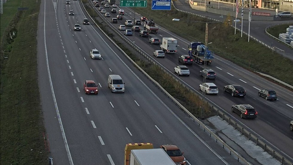 Flera krockar orsakade köbildning mot Stockholm i morgontrafiken på E4. Här från en trafikkamera vid trafikplats Bredden strax före klockan 08:30.