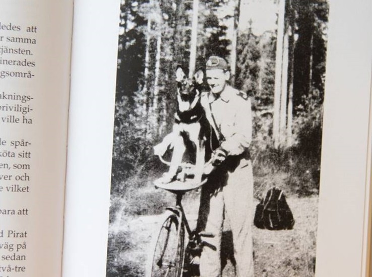 En ung Pirat och Sune Johansson. Cykeln var ett viktigt arbetsredskap och Pirat fick en egen plattform att sitta på. 