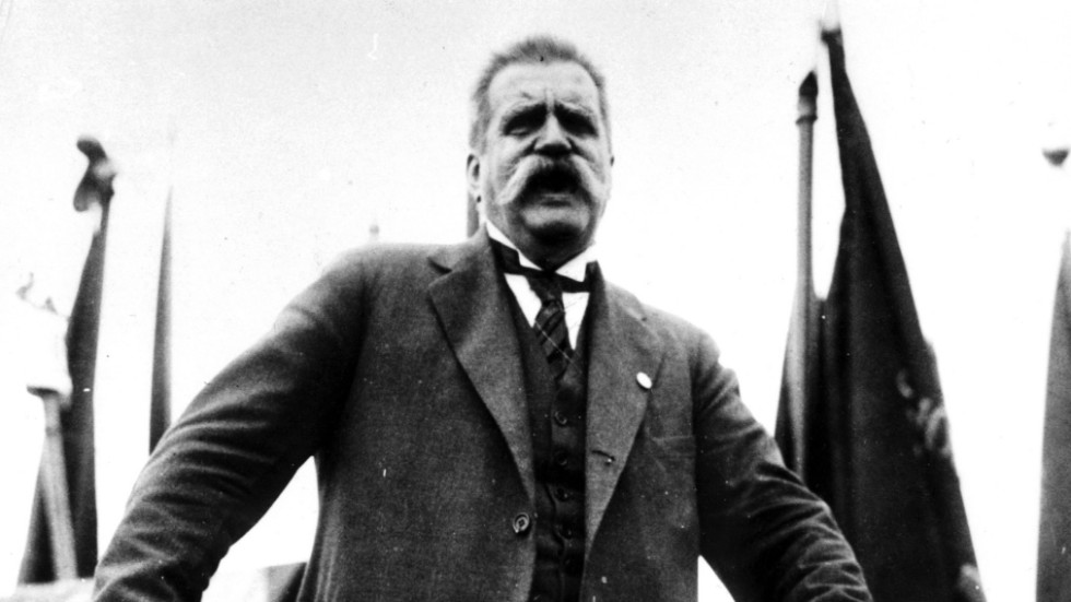 Hjalmar Branting blev S första statsminister 1920. Hundra år senare sitter Löfven kvar. Är SD på väg att göra samma resa? 