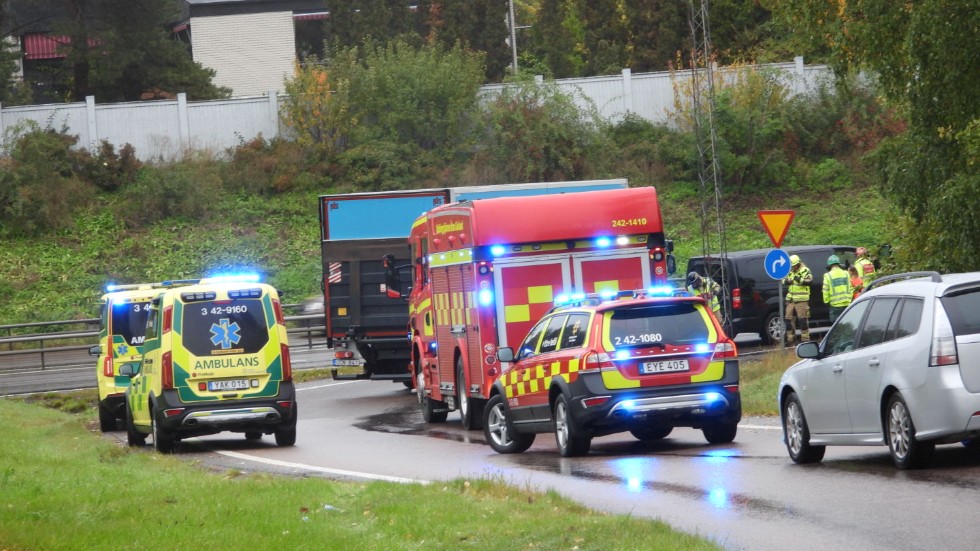 En lastbil och en skåpbil var inblandade i en trafikolycka vid påfarten till Söderleden på måndagsförmiddagen.