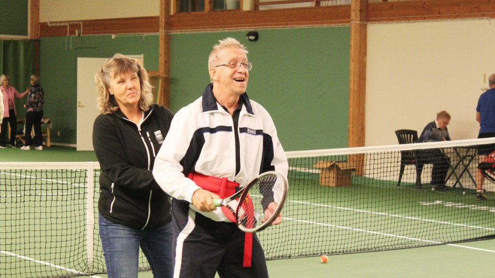 Första gången på tennisbanan igen. "Sist jag spelade tennis var samma dag jag fick hjärnblödningen", säger Bengt Westrin, som tar med arbetsterapeut Evalena Karlsson på snabbfotad svängom.