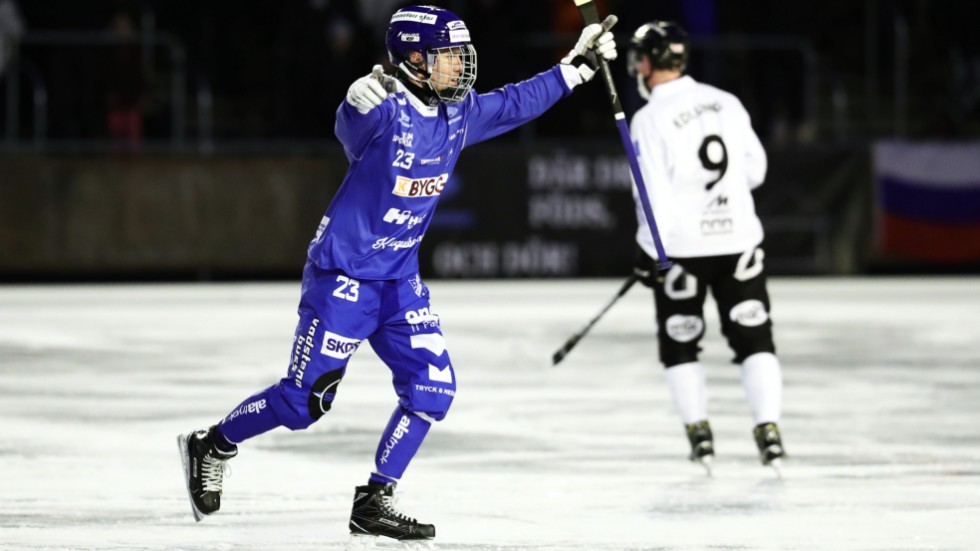 Philip Florén jublar efter att ha gjort 1-0 på hörna i början av andra halvlek. Två hörnmål gav poängen till IFK mot Sandviken.