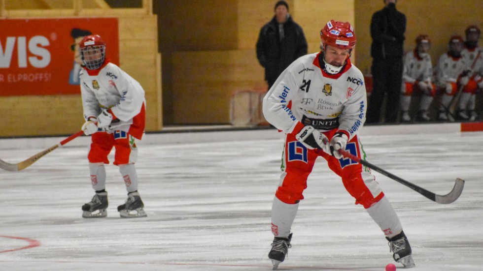 Målillas Anatoly Suzdalev precis innan ögonblicket då han skjuter in 3-0. 