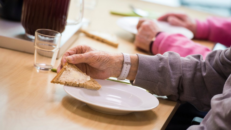 Kvaliteten på äldres måltider är ofta oroande låg. 