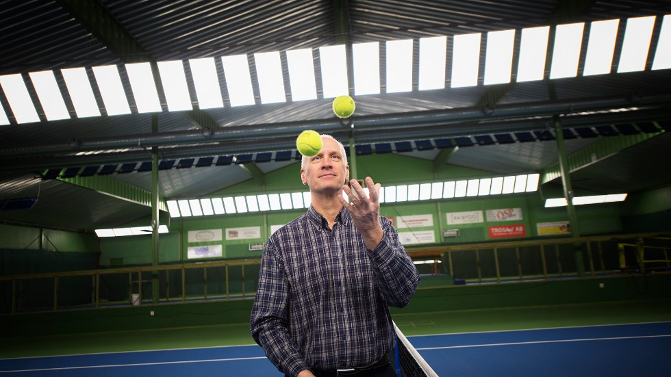 Jonas Ivervall är glad över den nya belysningen i tennishallen.