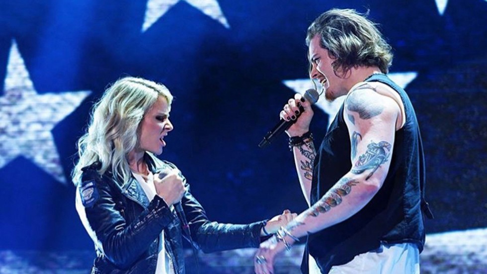 Maja Ivarsson och Kim Lilja framförde "Living in America" tillsammans.