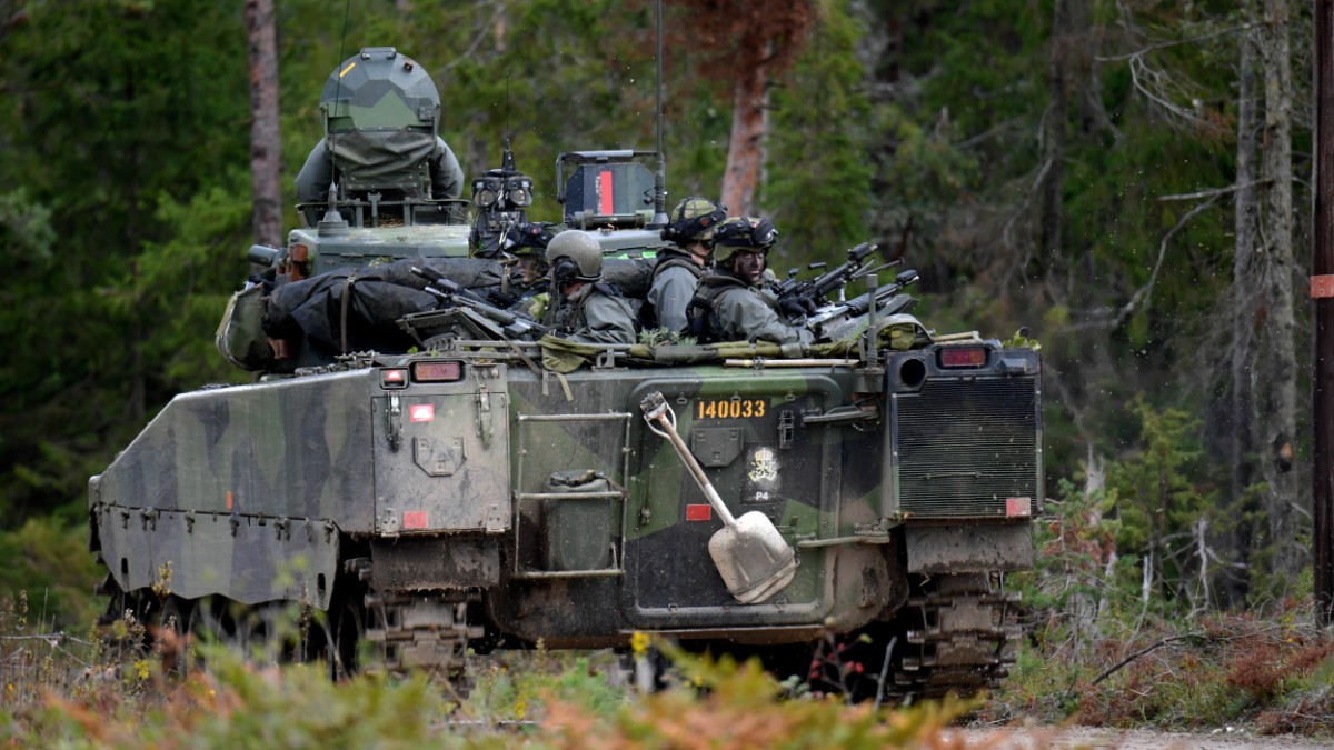 LEDARE Folk och Försvar och militär upprustning