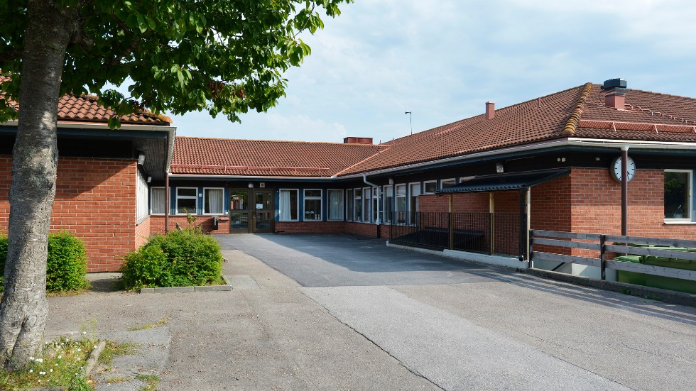 Personal och elever på Fågelsbärets skola i Västervik har konstaterats smittade av covid-19.