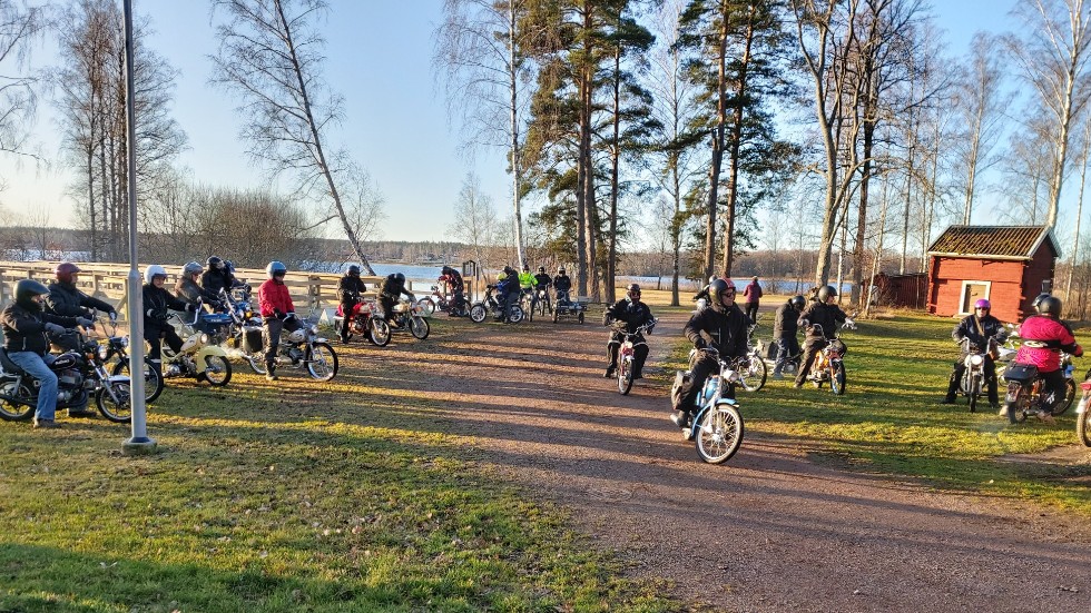 30 mopedentusiaster träffades på nyårsaftonen i Hultsfred för att köra moped tillsammans.