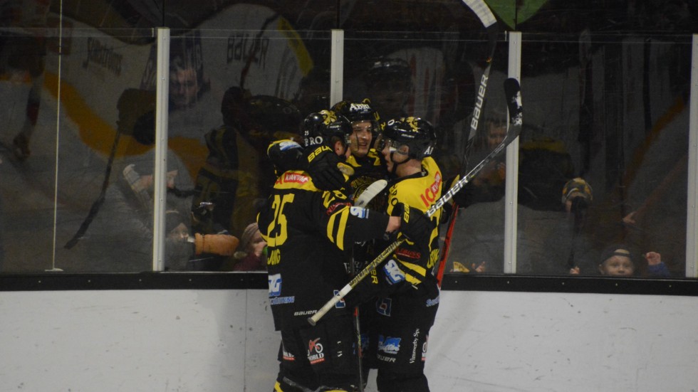 Vimmerby Hockey besegrade Borås med 2-1. Här firar de Roman Semjonovs avgörande 2-1-mål.
