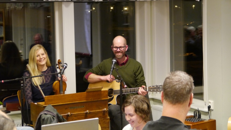 Sofia Fälth och Erik Zentio spelade musik under berättarkvällen på biblioteket.