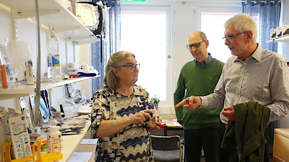 Elsie Jönsson visar några av de enkla hjälpmedel som finns för Anders Åkesson och Per-Inge pettersson.