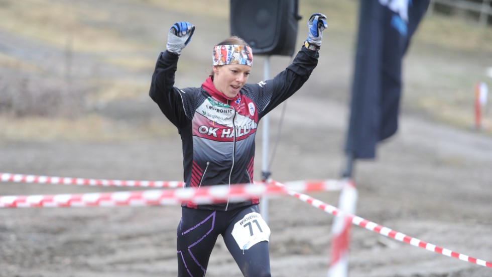 OK Hällens Johanna Engström går över mållinjen som segrare bland tjejerna i Nyköping Winter trailrun.