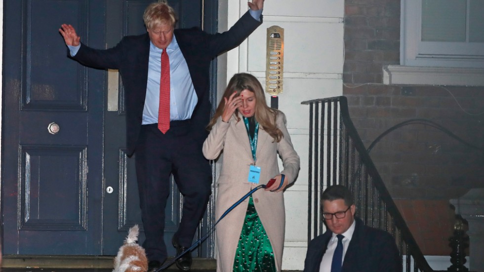 Boris Johnson med partner, hund och säkerhetsvakt var på fredagsmorgonen på väg till drottningen för att få uppdraget att bilda en ny regering med stor och säker majoritet. 