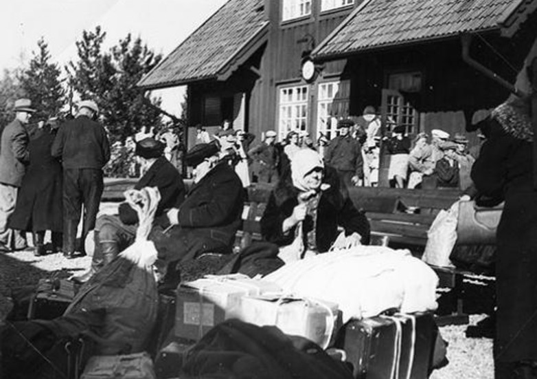 Utanför järnvägsstationen samlades flyktingarna från Finland för vidare transport till olika familjer ute i byarna.