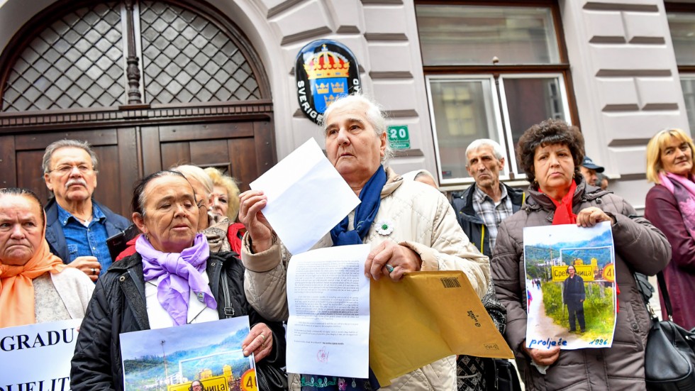 Manifestation mot författaren och Nobelpristagaren Peter Handke utanför den svenska ambassaden i Sarajevo. En till manifestation planeras under Nobelveckan.